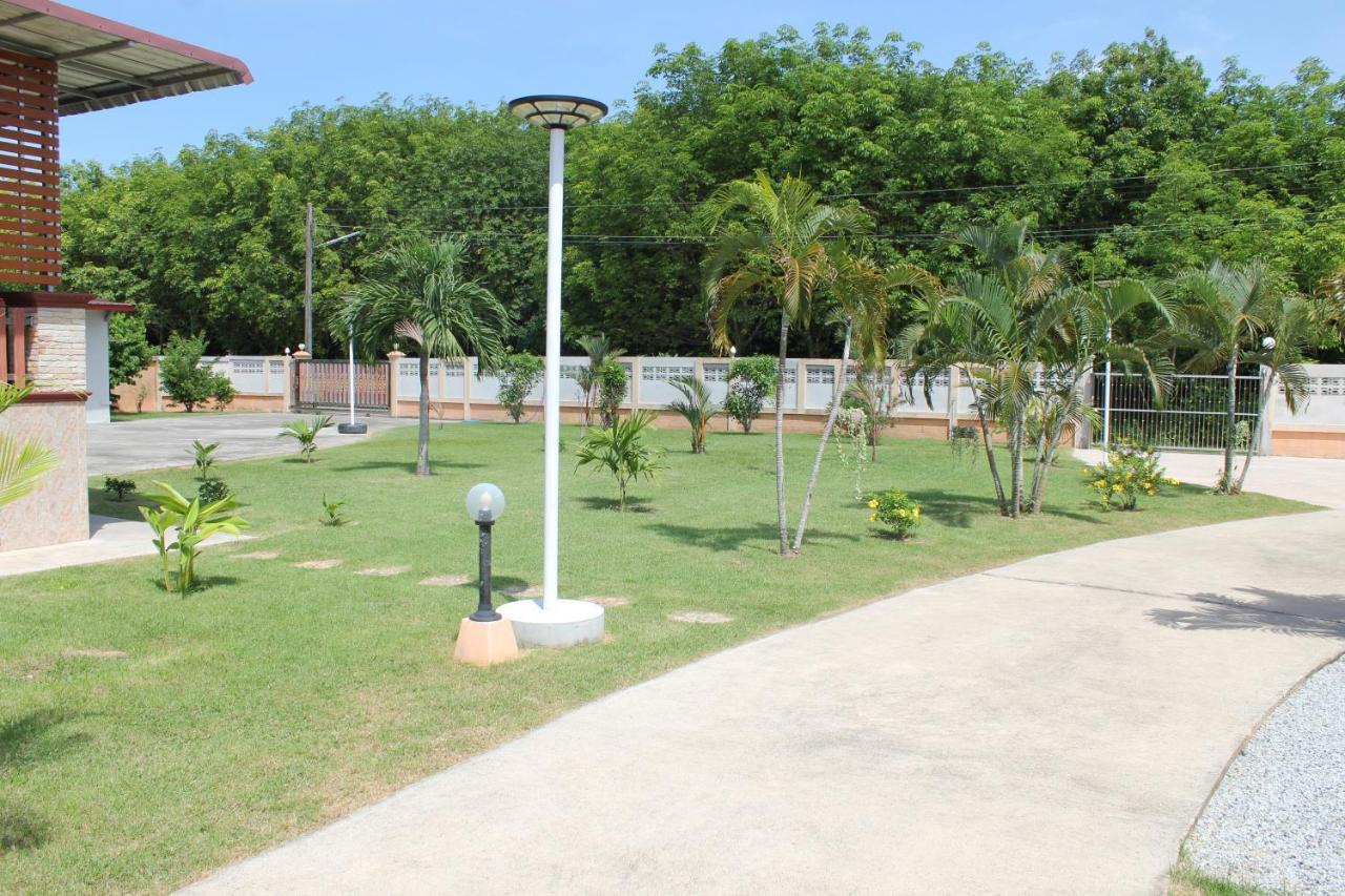 Naluemon Village Fh 1 Rayong Exterior photo